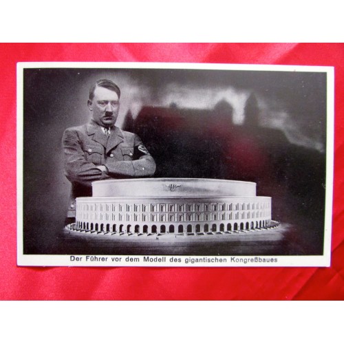 Der Führer vor dem Modell des gigantischen Kongressbaues Postcard