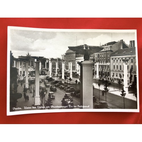 Unter den Linden mit Brandenburger Tor im Festschmuck Postcard 