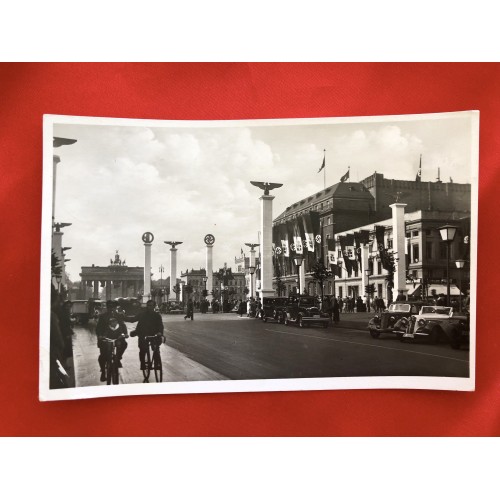 Unter den Linden mit Festschmuck Postcard 