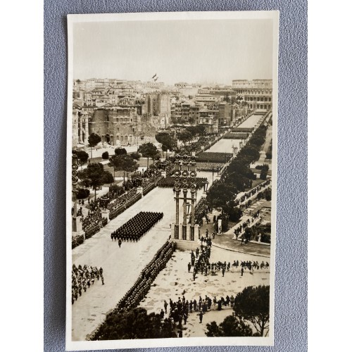 Die große Truppenparade in der Via dell Impero in Rom Postcard