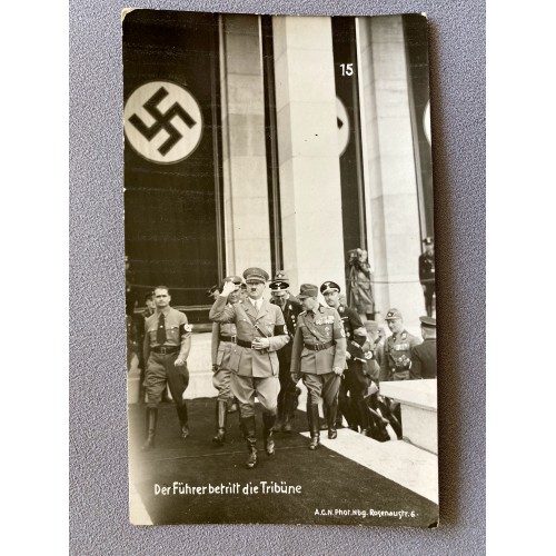 Der Führer betritt die Tribüne Postcard  # 7843