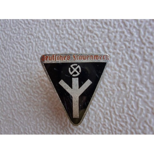 Deutsches Frauenwerk Badge # 1287